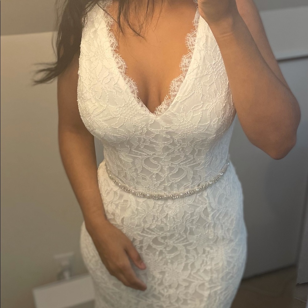 Wedding Dress ez 4 runs a tiny big, Ivory. Never Worn. Tags, Xtra Belt included